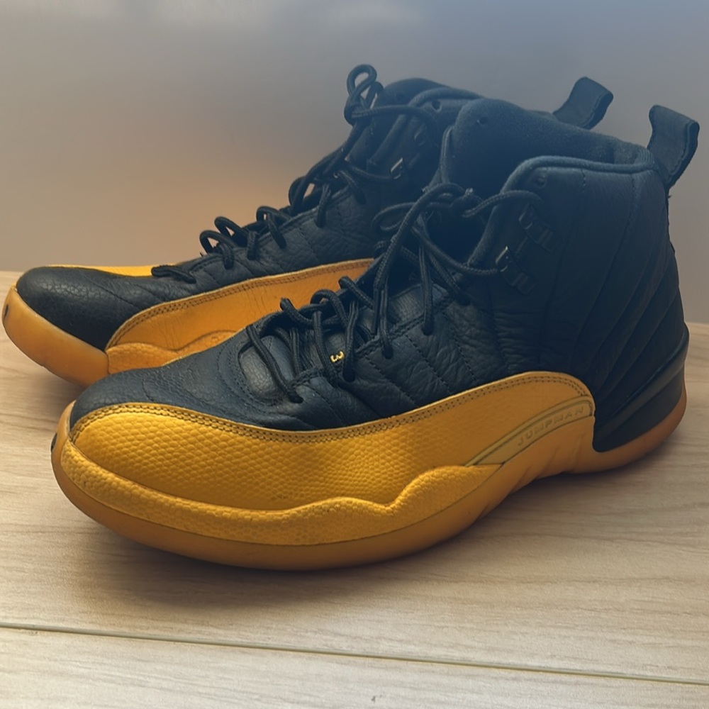 AIR JORDAN mens Men's Jordan Retro 12 "University Gold"
